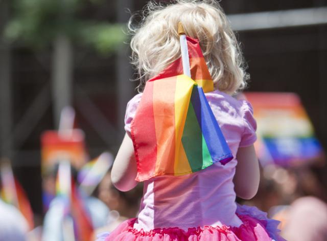 In Spagna passa la &ldquo;legge trans&rdquo; per i minorenni: femministe contrarie, si spacca la sinistra riformista