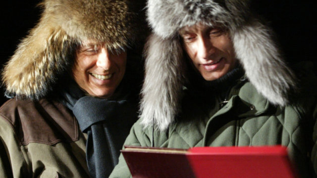 Putin manda gli auguri di buon anno a Berlusconi. Ignorati Macron, Biden e Scholz