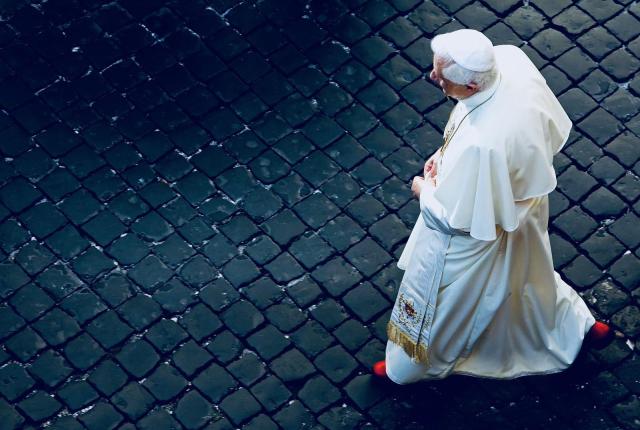 Papa Benedetto XVI, tutto il mondo in lacrime. In Costa Rica 4 giorni di lutto nazionale. Biden: "Ricordato come un rinomato teologo"