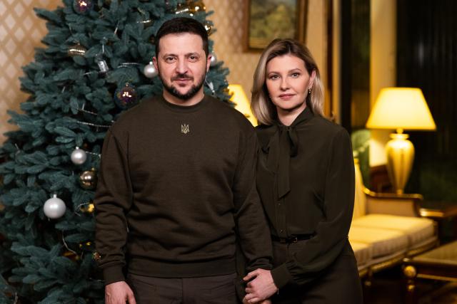 Ucraina, il presidente Zelensky e consorte festeggiano il capodanno: "Gloria all'Ucraina"
