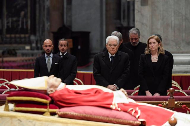 Benedetto XVI, da oggi la salma nella Basilica di San Pietro. Centinaia di fedeli rendono omaggio a Ratzinger