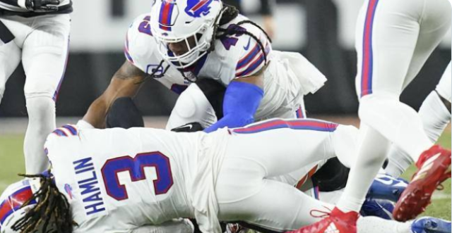 Nfl, il giocatore di football americano Damar Hamlin accusa un malore improvviso dopo uno scontro: &egrave; grave