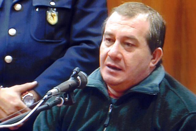 Strage di Erba, Olindo Romano vuole nuovo processo: "Incastrati perch&eacute; non sveglissimi e inconsapevoli. Indagare pista dello spaccio"