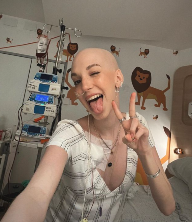 Elena Huelva, morta a 20 anni l'influencer spagnola: raccontava sui social la sua lotta contro il cancro