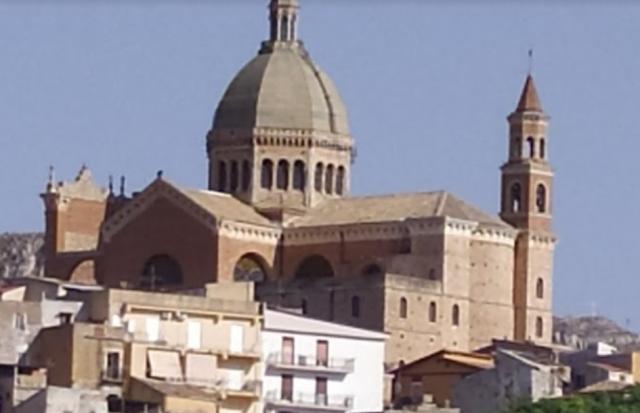 Favara, donna trovata a fare i bisogni in strada di fianco a supermercato