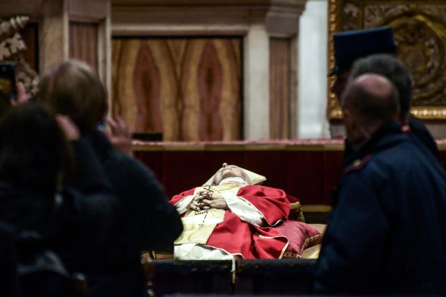 Rogito Benedetto XVI, il testo completo inserito nella bara: cosa c'&egrave; scritto