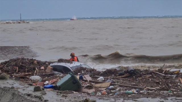 Alluvione di Ischia, cozze potenziali veicoli per la diffusione del Covid. Rischio anche per i cetacei