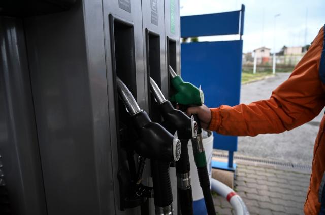 Carburanti, salgono ancora i prezzi benzina e diesel: gasolio a 2,5 euro al litro in autostrada