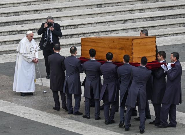 Funerali Ratzinger, un giallo internazionale: perch&eacute; Biden non era presente?