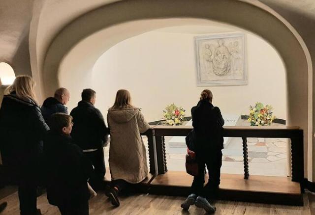 Ratzinger, aperte le grotte vaticane per omaggio al Papa Emerito