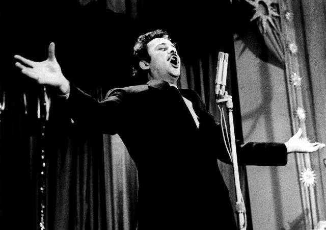 Domenico Modugno, chi &egrave;: causa morte, canzoni, moglie, figli e vita privata