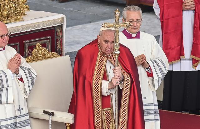 Morte Ratzinger, la Chiesa nel caos. Cosa potrebbe accadere ora? Bergoglio si dimetter&agrave;?