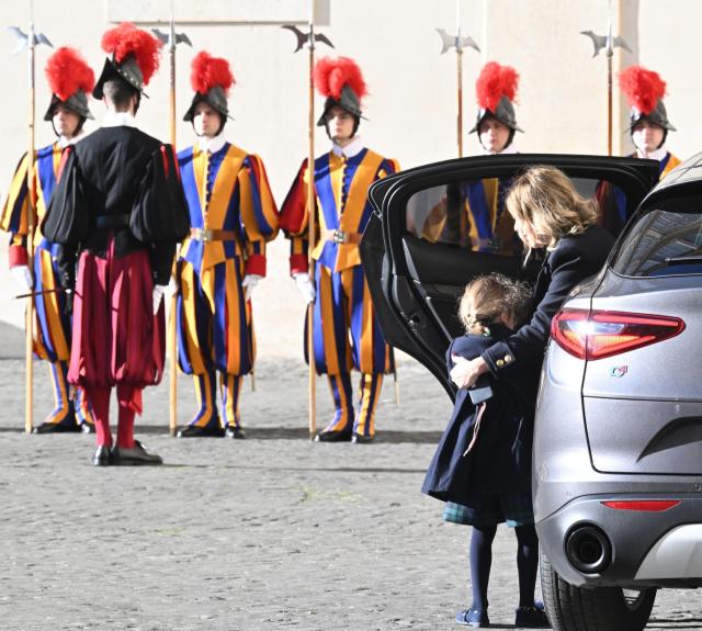 Meloni in Vaticano da Papa Francesco assieme alla figlia e al compagno. I temi dell'incontro: Famiglia, migranti e Ucraina 