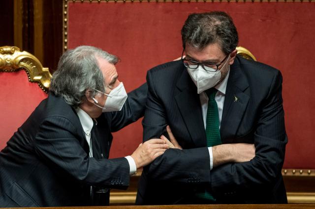 Accise, Giorgetti: "Tagli se i prezzi risaliranno". In sua difesa arriva Brunetta (ex di Draghi): "Bene cos&igrave;"