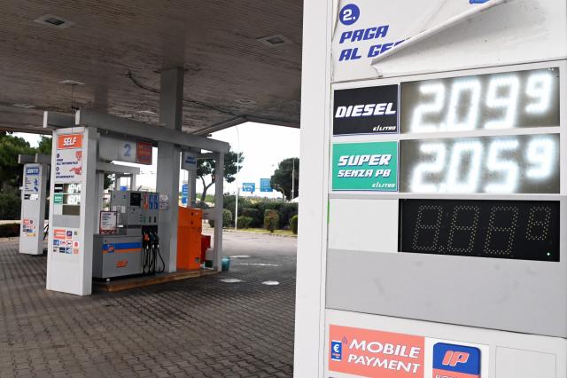 Sciopero benzinai, il governo: "Non ce l'abbiamo con voi". Renzi: "Combinate danni"