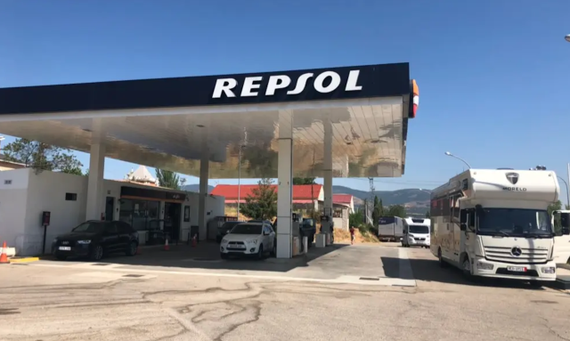 Caro benzina, anche la Spagna non rinnova il taglio delle accise: i prezzi aumentano del 17%