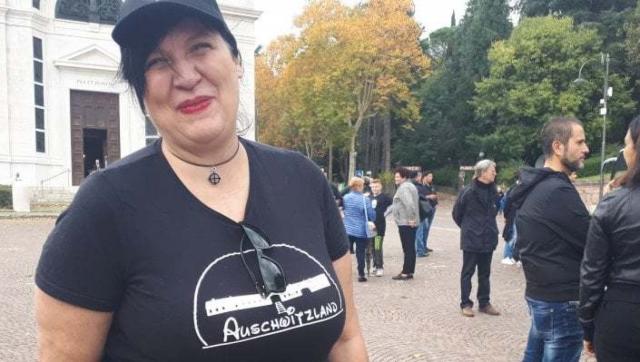 Selene Ticchi, indoss&ograve; la maglietta ""Auschwitzland" a Predappio: assolta perch&eacute; non &egrave; reato