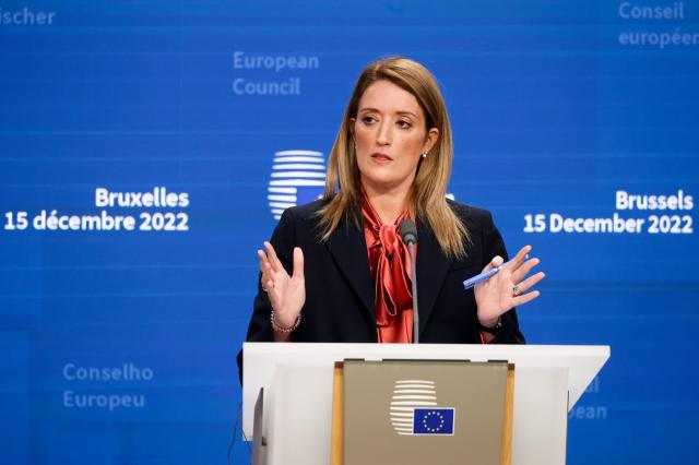 La scure di Metsola dopo Qatargate: "Taglier&ograve; la pensione agli eurodeputati condannati"