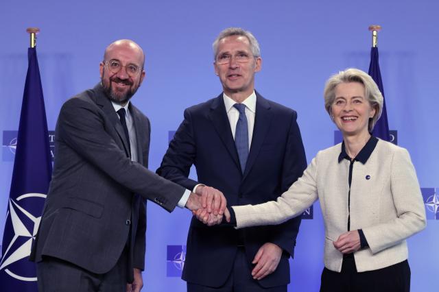 Ue, aumenti record degli stipendi dei burocrati di Bruxelles: oltre 30.000&euro; al mese per la von der Leyen