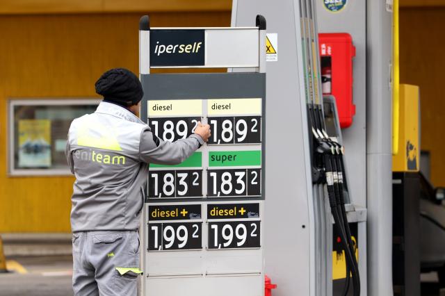 Benzina, nessun tetto ai prezzi in autostrada. Un mese per adeguare i cartelloni. Multe fino a 6000 euro