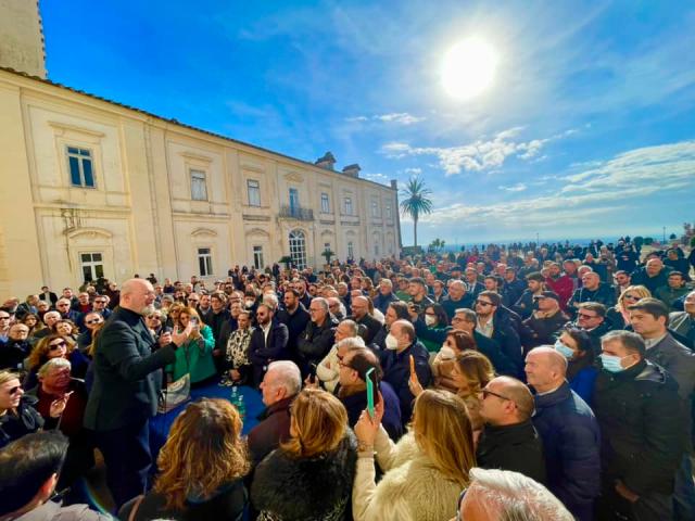 Primarie Pd, Bonaccini improvvisa comizio in piedi su una sedia perch&eacute; "troppe persone in sala". Ma erano in 500