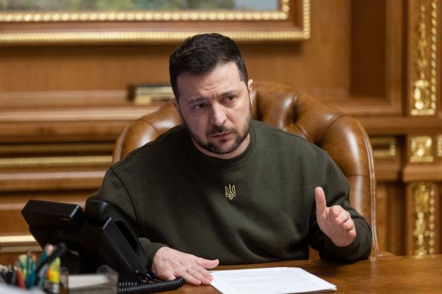 Ucraina, Zelensky: "Dateci armi per fermare terrore Russia". Mosca: "Invio provocher&agrave; escalation"