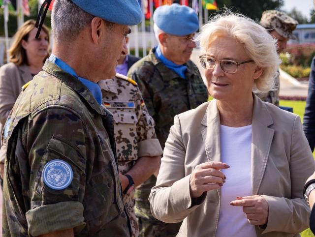 Ministra della Difesa tedesca Christine Lambrecht si dimette tra gaffe e critiche