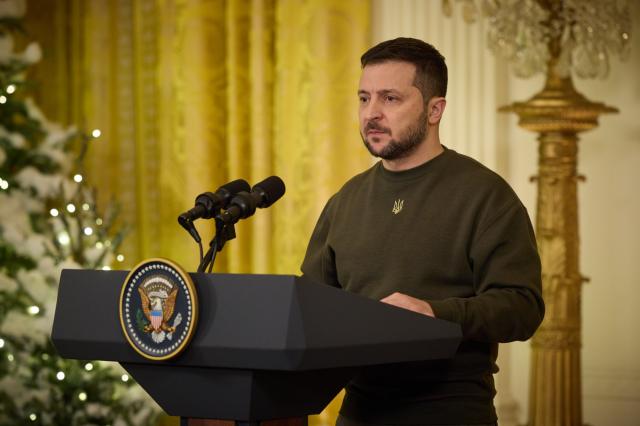 Zelensky a Sanremo. Continua la carriera di attore Nato del burattino di Washington
