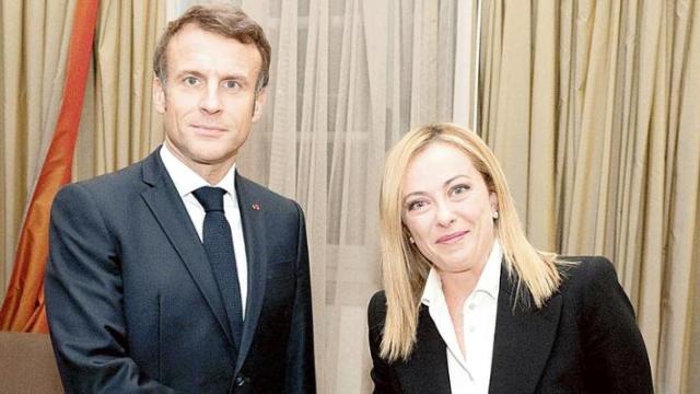 Meloni-Macron, la telefonata del disgelo sui migranti: &ldquo;Serve soluzione congiunta e urgente&rdquo;