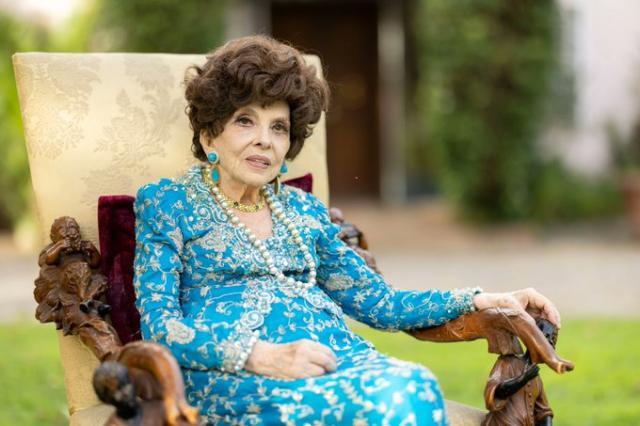 Gina Lollobrigida, rissa fuori dalla sua camera dopo la morte: l'amico aggredito dall''ex marito Rigau