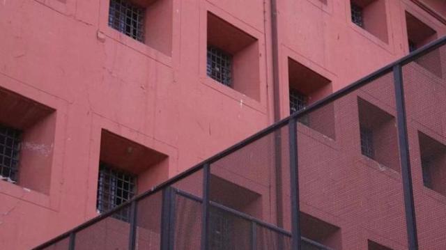 Milano, carcere Beccaria: brucia materasso in cella e intossica 3 agenti 