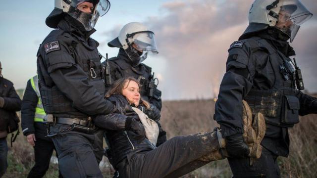 Greta portata via dalla polizia tedesca