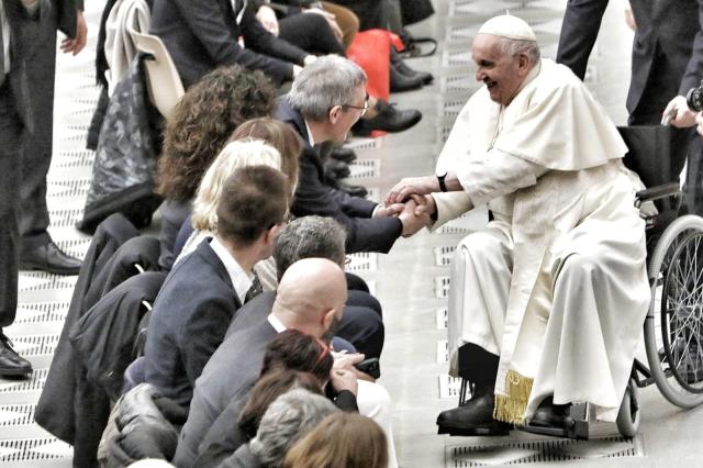 Bergoglio non vuole le omelie lunghe, arriva quella agile con la messa smart? 