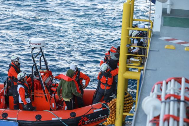 Migranti, Geo Barents sfida Piantedosi con il terzo salvataggio. Verso la Spezia con 237 persone a bordo 