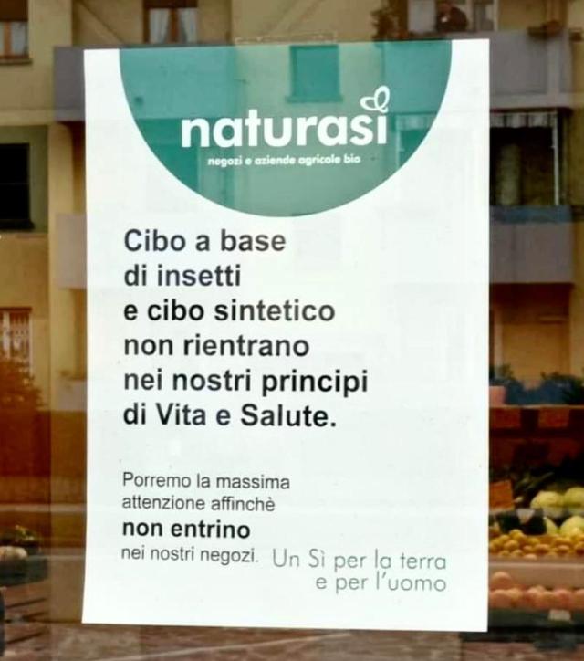 Cibo a base di insetti e cibo sintetico, NaturaS&igrave; contro la scelta europea: il cartello diventa virale