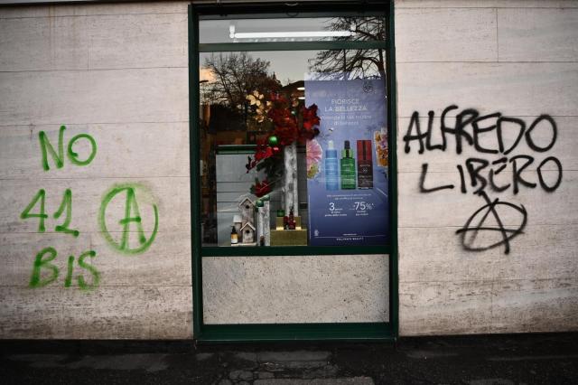 Chi &egrave; Alfredo Cospito, l'anarchico col 41bis in sciopero della fame: muri imbrattati e auto incendiate per liberarlo