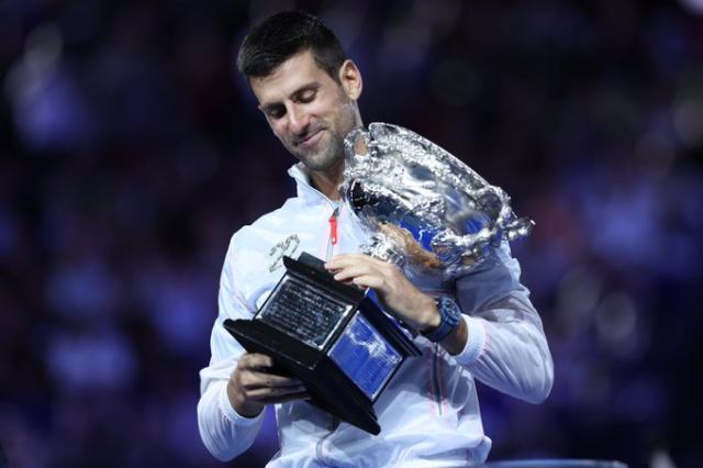 Australian Open, Djokovic batte Tsitsipas in 3 set e riceve il 10&deg; trofeo: "Penso sia la vittoria pi&ugrave; bella della mia vita"