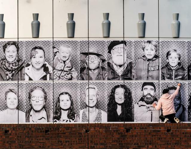 L'arte contro l'isolamento degli anziani, a Milano arriva l'esposizione 'Ora tocca a Voi' di Inside Out