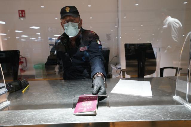 Caos passaporti, 80mila viaggi saltati e 150mld di euro danni. Piantedosi: "Troppe richieste con ripresa viaggi"