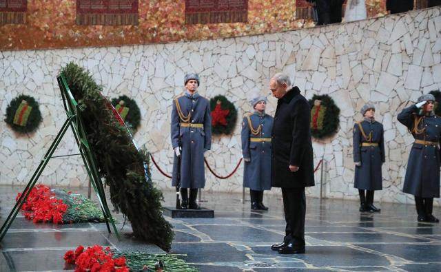 Guerra in Ucraina, Putin: "Come a Stalingrado ancora minacciati da tank tedeschi"