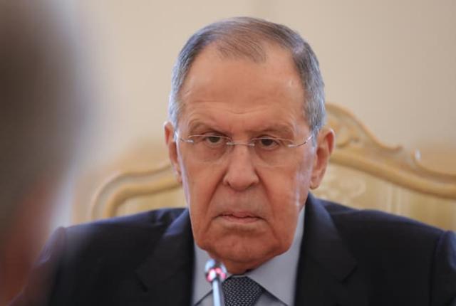 Lavrov, con i nuovi armamenti l'Occidente fornir&agrave; all'Ucraina anche militari