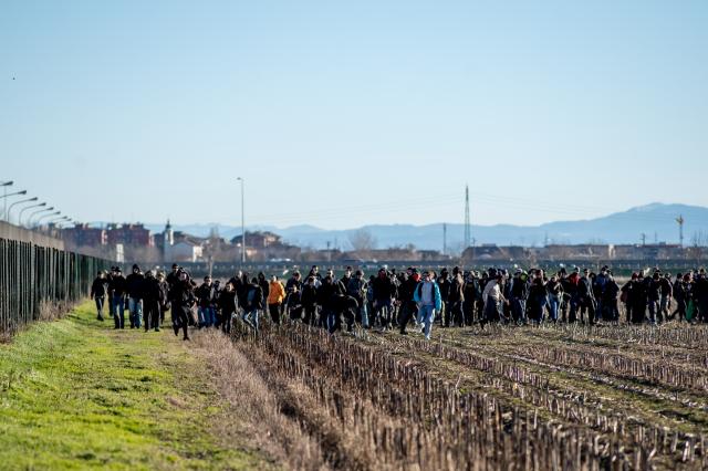 Cospito, manifestazioni anarchici a Milano e a Roma. Sassi e fumogeni contro carcere di Opera