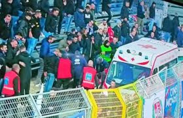 nterrotta partita Como-Frosinone, 23enne ha un infarto e cade dagli spalti: &egrave; gravissimo