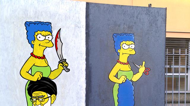 Milano, vandalizzato il murales di Marge Simpson davanti al consolato iraniano