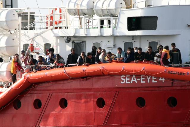 Migranti, altri 500 naufraghi soccorsi dalla Guardia costiera in Sicilia. A Napoli, in 106 scesi a terra