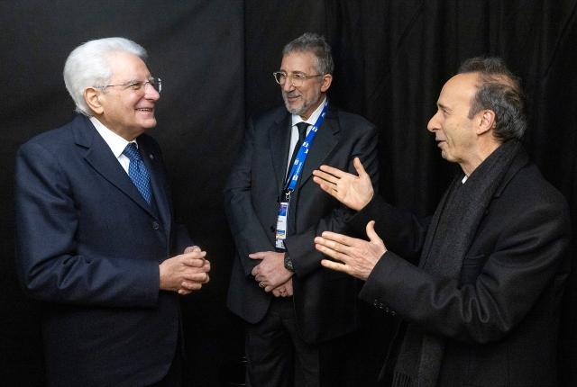 Benigni a Sanremo spiega la Costituzione: lui che nel 2016 voleva riformarla con Renzi