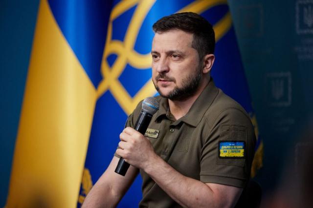 Zelensky a Sanremo, dedica all&rsquo;Ue sulle note di &ldquo;Brividi&rdquo;: &ldquo;Ho sognato di ricever da te 10 Leopard scintillanti&hellip;&rdquo;