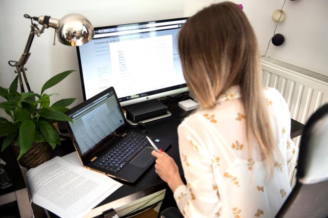 Smart working, proroga per fragili e genitori di under 14 (solo nel privato) fino al 30 giugno 2023