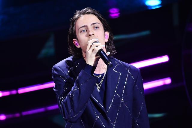 Sangiovanni chi &egrave;: nome vero, et&agrave;, fidanzata, altezza, canzoni