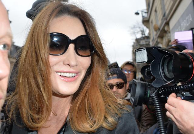 Chi &egrave; Carla Bruni oggi: et&agrave;, marito, figli, altezza, duetto Sanremo, canzoni